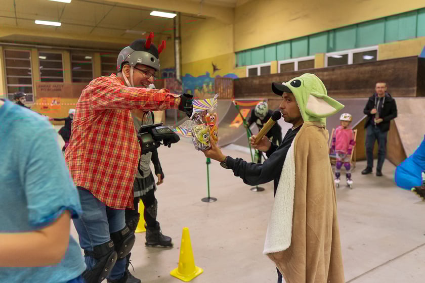 Uczestnicy bawią się podczas Skate Night Wrocław 2023 w Centrum Sportów Ekstremalnych przy ul. Legnickiej 65.