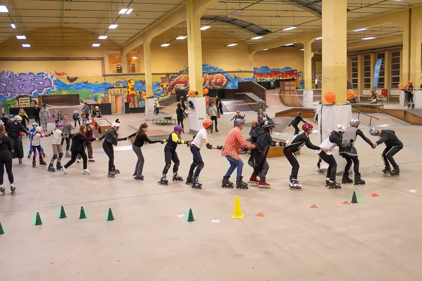 Uczestnicy bawią się podczas Skate Night Wrocław 2023 w Centrum Sportów Ekstremalnych przy ul. Legnickiej 65.