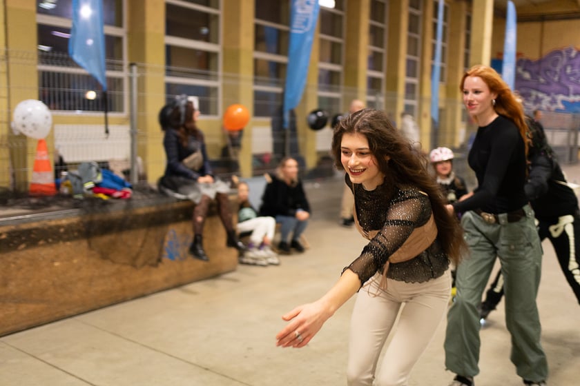 Uczestnicy bawią się podczas Skate Night Wrocław 2023 w Centrum Sportów Ekstremalnych przy ul. Legnickiej 65.