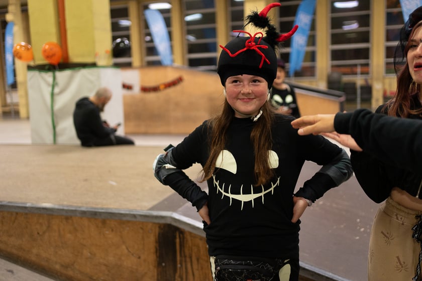 Uczestnicy bawią się podczas Skate Night Wrocław 2023 w Centrum Sportów Ekstremalnych przy ul. Legnickiej 65.