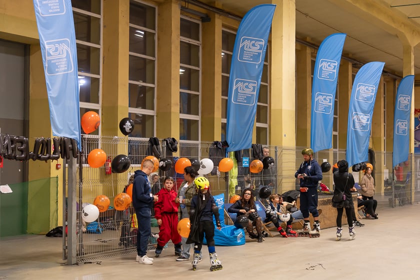Uczestnicy bawią się podczas Skate Night Wrocław 2023 w Centrum Sportów Ekstremalnych przy ul. Legnickiej 65.