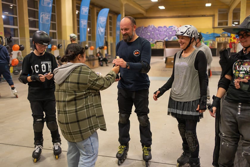 Uczestnicy bawią się podczas Skate Night Wrocław 2023 w Centrum Sportów Ekstremalnych przy ul. Legnickiej 65.