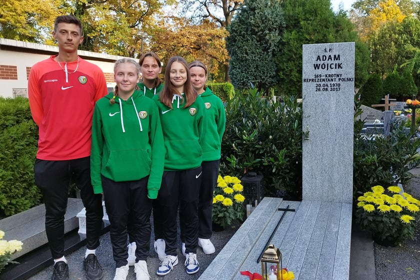 Piłkarze i piłkarki przy grobach zasłużonych dla Śląska