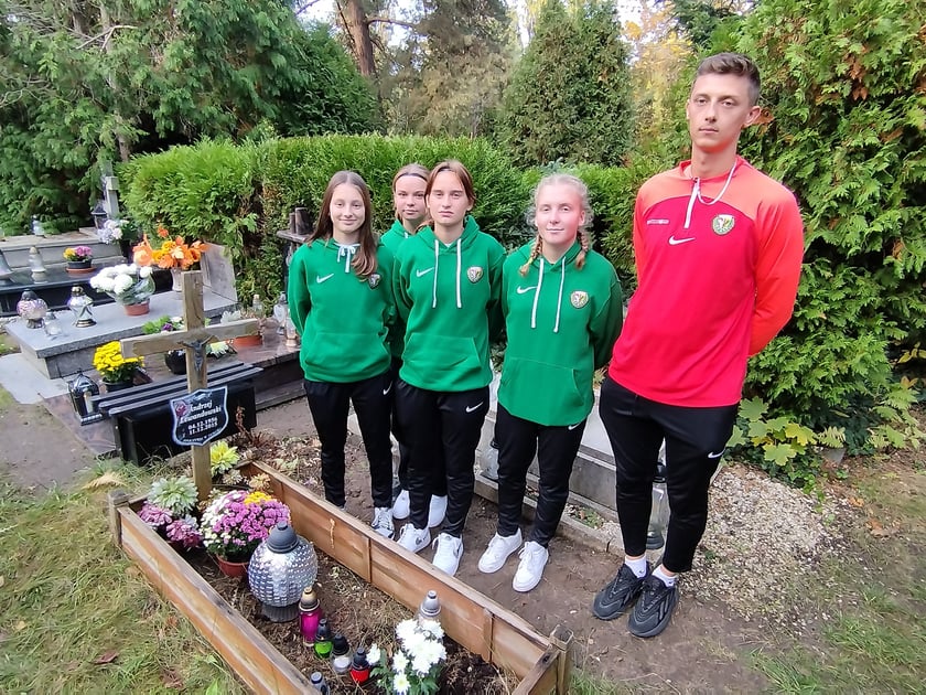 Piłkarze i piłkarki przy grobach zasłużonych dla Śląska