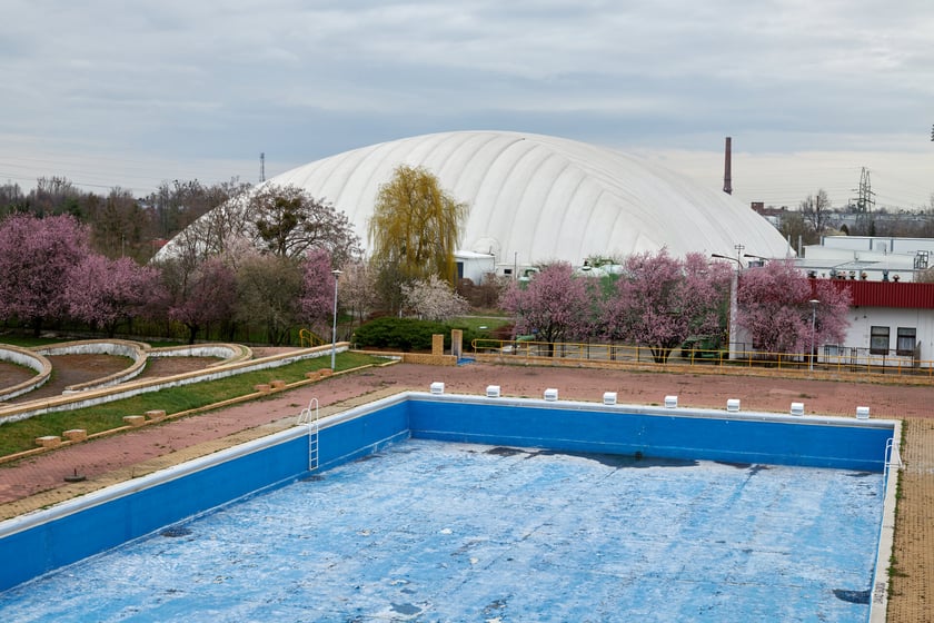 Teren dawnego kąpieliska na Kłokoczycach - stan udokumentowany na fotografii w  marcu 2023.