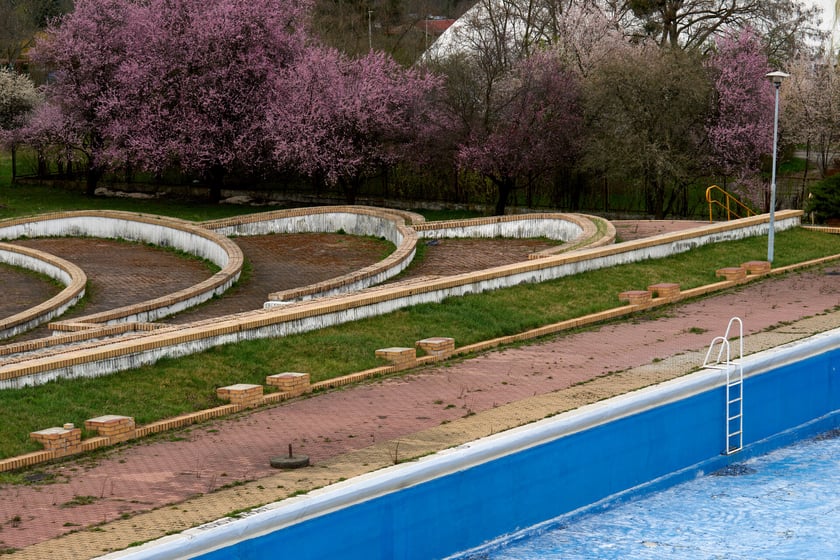 Teren dawnego kąpieliska na Kłokoczycach - stan udokumentowany na fotografii w  marcu 2023.