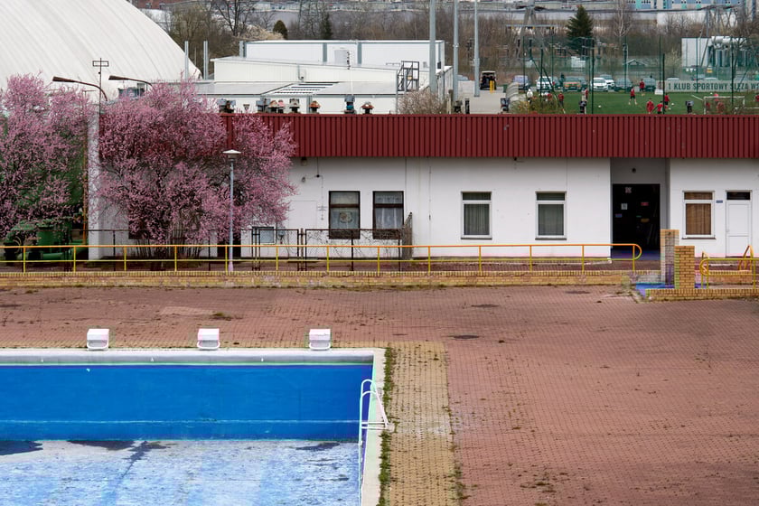 Teren dawnego kąpieliska na Kłokoczycach - stan udokumentowany na fotografii w  marcu 2023.