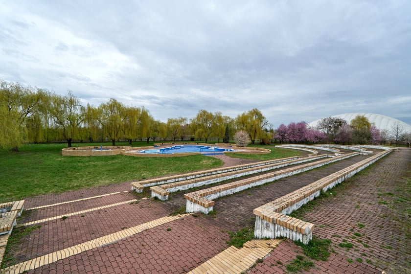 Teren dawnego kąpieliska na Kłokoczycach - stan udokumentowany na fotografii w  marcu 2023.