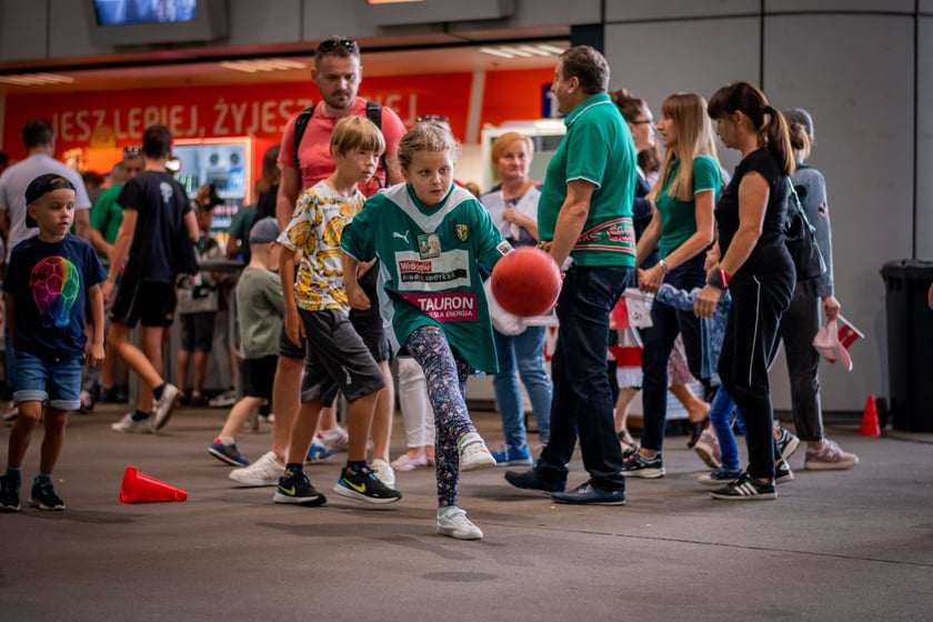 Kibice na meczach Śląska Wrocław na Tarczyński Arenie podczas rundy jesiennej sezonu 2023/2024