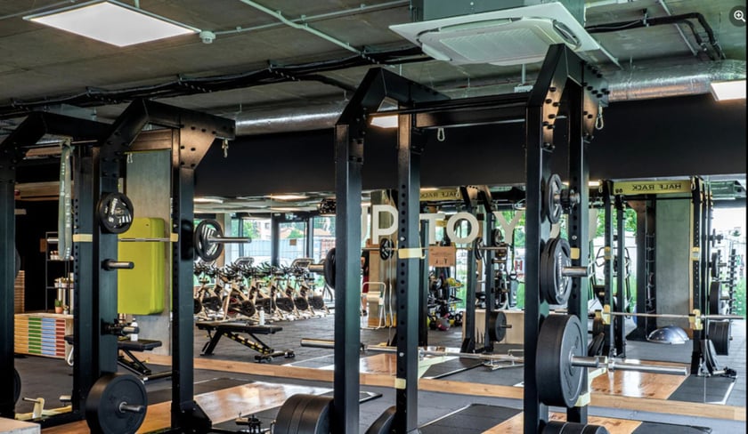Wnętrze Klubu Fitness Up z maszynami do ćwiczeń