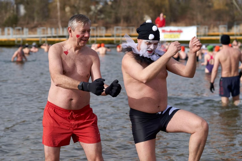 Walentynkowa kąpiel wrocławskich morsów