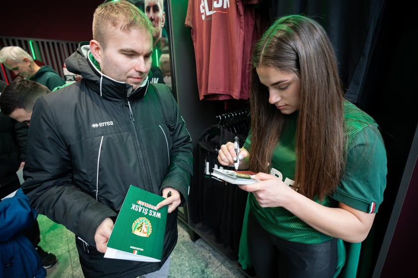 Centrum Kibiców Śląska to trzeci stacjonarny punkt, w którym fani mogą kupić klubowe produkty (po FanShopach #NaStadionie i #Oporowska), ale pierwszy w tak atrakcyjnej lokalizacji i pełniący funkcje społeczne i integracyjne.