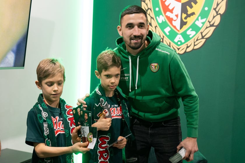 Centrum Kibiców Śląska to trzeci stacjonarny punkt, w którym fani mogą kupić klubowe produkty (po FanShopach #NaStadionie i #Oporowska), ale pierwszy w tak atrakcyjnej lokalizacji i pełniący funkcje społeczne i integracyjne.