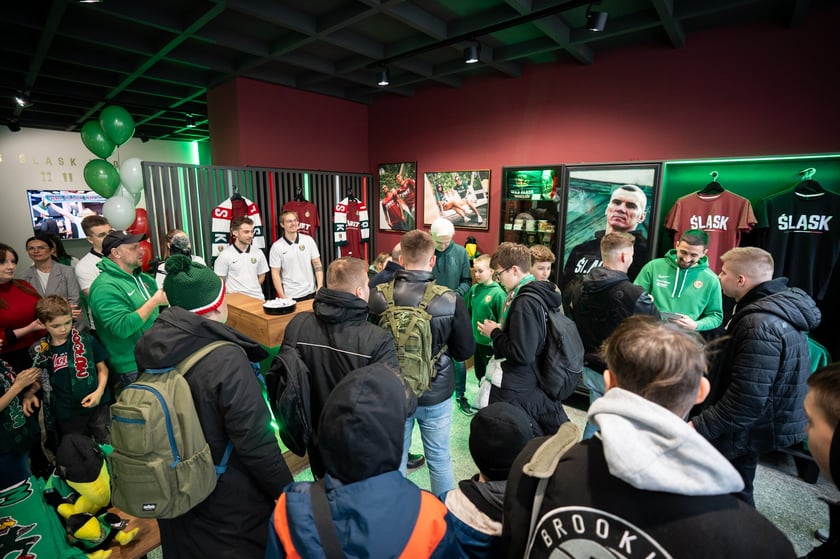 Centrum Kibiców Śląska to trzeci stacjonarny punkt, w którym fani mogą kupić klubowe produkty (po FanShopach #NaStadionie i #Oporowska), ale pierwszy w tak atrakcyjnej lokalizacji i pełniący funkcje społeczne i integracyjne.