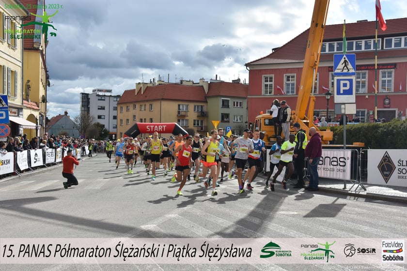 Start p&oacute;łmaratonu w sobotę 23 marca w Rynku w Sob&oacute;tce&nbsp;