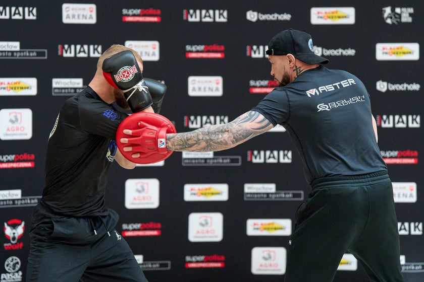 Trening pokazowy w Pasażu Grunwaldzkim przed galą Knockout Boxing Night 34 we Wrocławiu