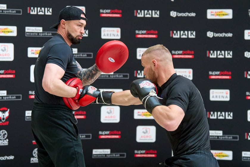 Trening pokazowy w Pasażu Grunwaldzkim przed galą Knockout Boxing Night 34 we Wrocławiu