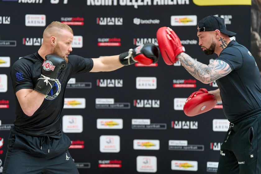 Trening pokazowy w Pasażu Grunwaldzkim przed galą Knockout Boxing Night 34 we Wrocławiu