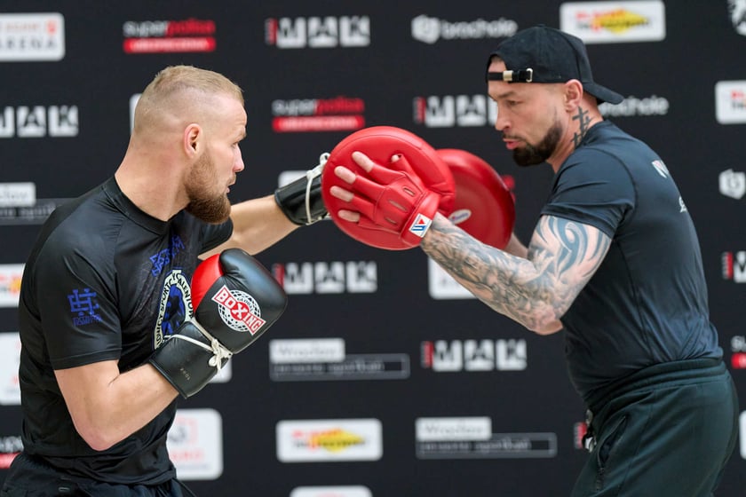 Trening pokazowy w Pasażu Grunwaldzkim przed galą Knockout Boxing Night 34 we Wrocławiu