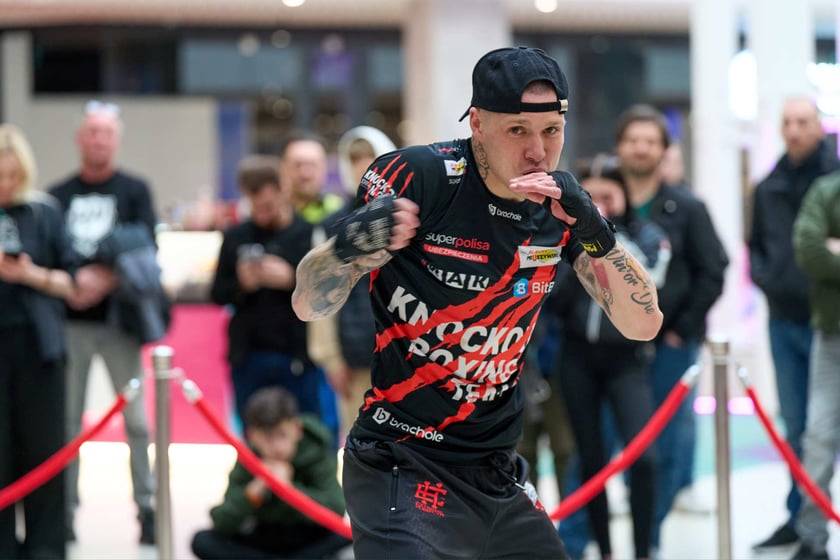 Trening pokazowy w Pasażu Grunwaldzkim przed galą Knockout Boxing Night 34 we Wrocławiu