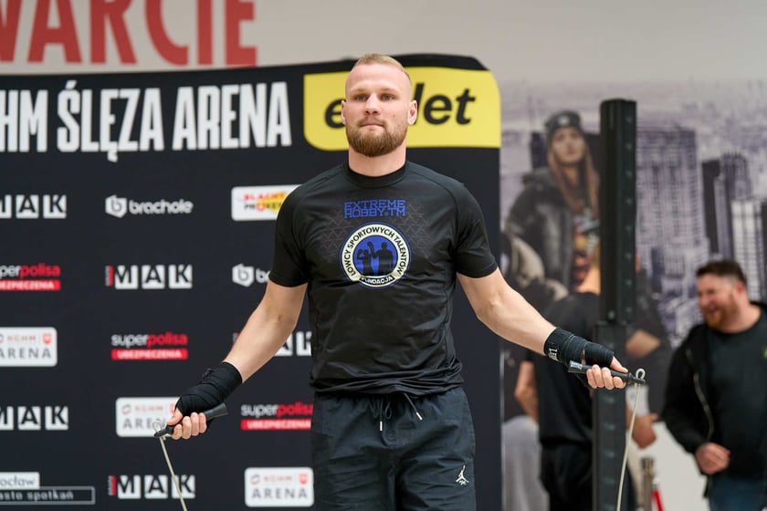 Trening pokazowy w Pasażu Grunwaldzkim przed galą Knockout Boxing Night 34 we Wrocławiu