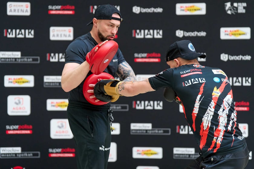 Trening pokazowy w Pasażu Grunwaldzkim przed galą Knockout Boxing Night 34 we Wrocławiu