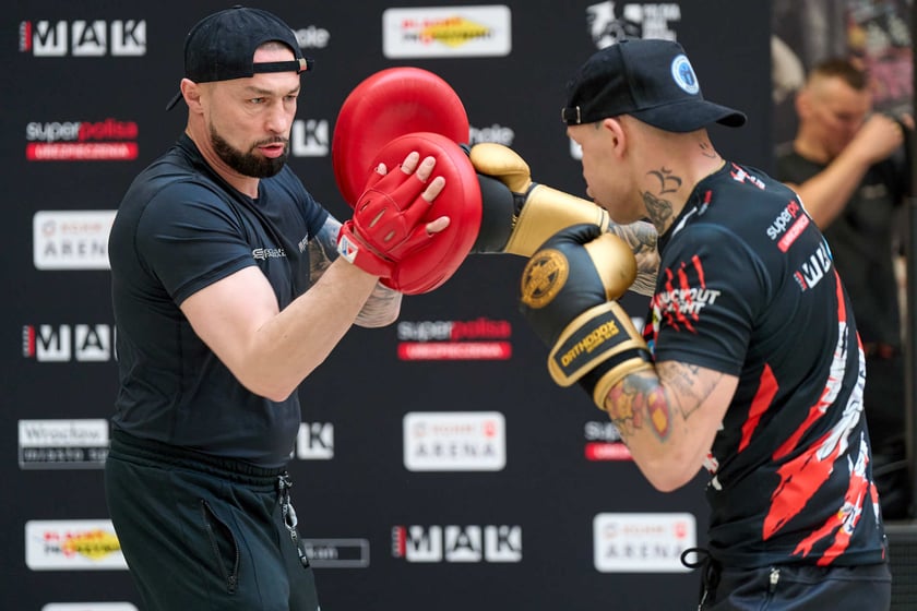 Trening pokazowy w Pasażu Grunwaldzkim przed galą Knockout Boxing Night 34 we Wrocławiu