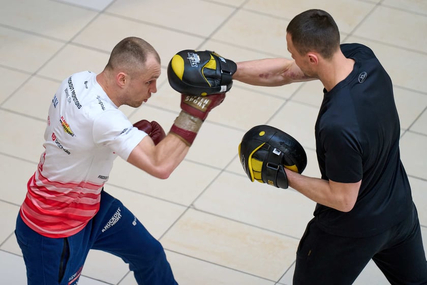 Trening pokazowy w Pasażu Grunwaldzkim przed galą Knockout Boxing Night 34 we Wrocławiu