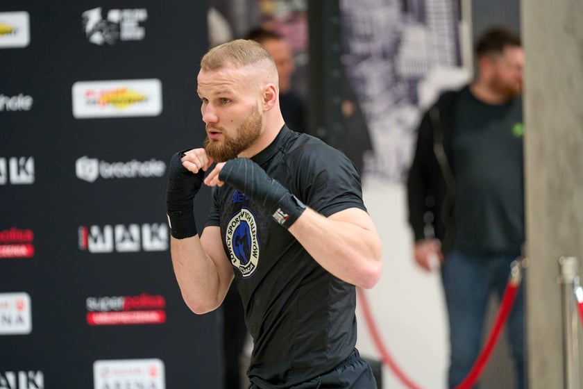 Trening pokazowy w Pasażu Grunwaldzkim przed galą Knockout Boxing Night 34 we Wrocławiu