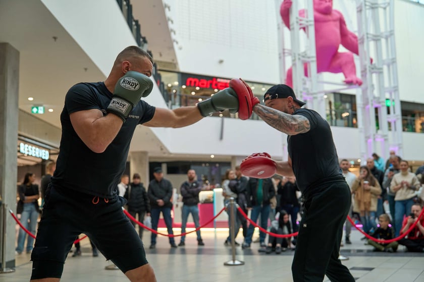 Trening pokazowy w Pasażu Grunwaldzkim przed galą Knockout Boxing Night 34 we Wrocławiu