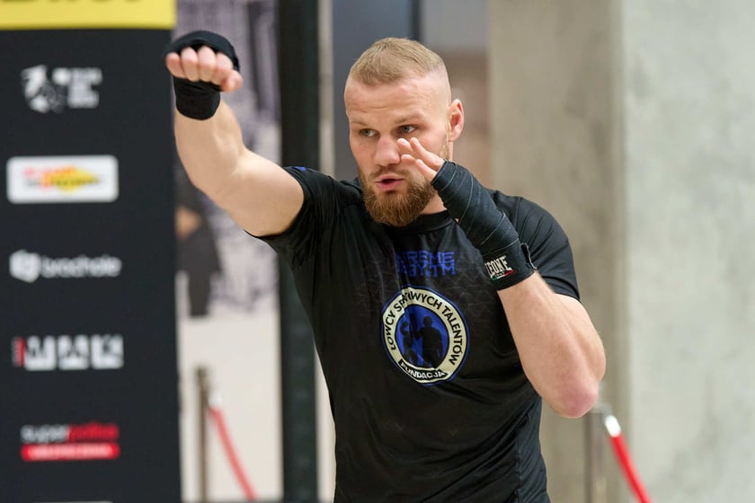 Trening pokazowy w Pasażu Grunwaldzkim przed galą Knockout Boxing Night 34 we Wrocławiu