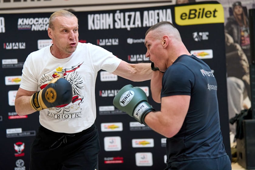 Trening pokazowy w Pasażu Grunwaldzkim przed galą Knockout Boxing Night 34 we Wrocławiu