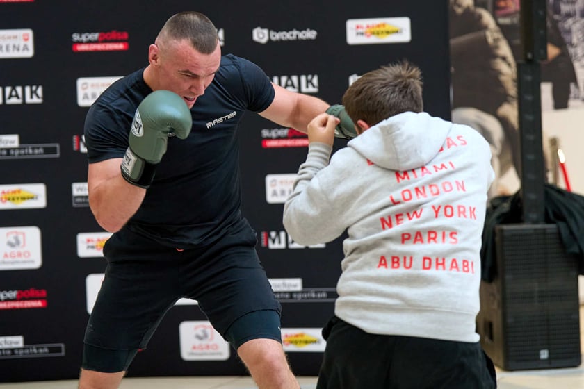 Trening pokazowy w Pasażu Grunwaldzkim przed galą Knockout Boxing Night 34 we Wrocławiu
