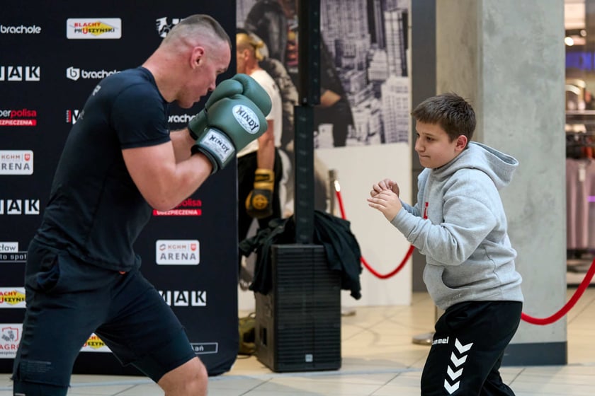Trening pokazowy w Pasażu Grunwaldzkim przed galą Knockout Boxing Night 34 we Wrocławiu
