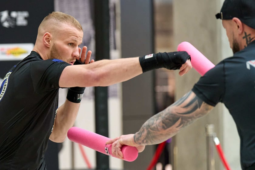 Trening pokazowy w Pasażu Grunwaldzkim przed galą Knockout Boxing Night 34 we Wrocławiu