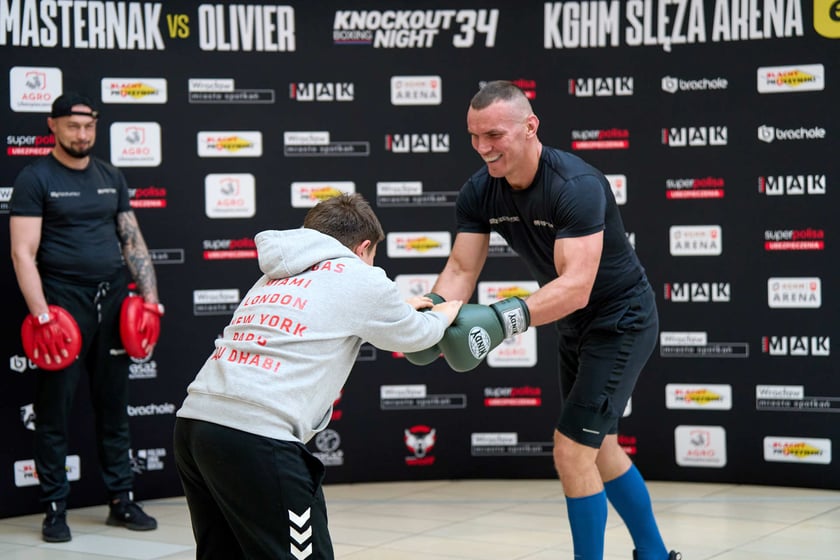 Trening pokazowy w Pasażu Grunwaldzkim przed galą Knockout Boxing Night 34 we Wrocławiu