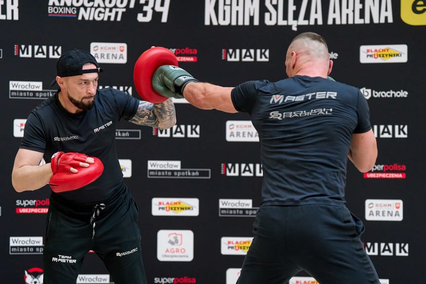 Trening pokazowy w Pasażu Grunwaldzkim przed galą Knockout Boxing Night 34 we Wrocławiu