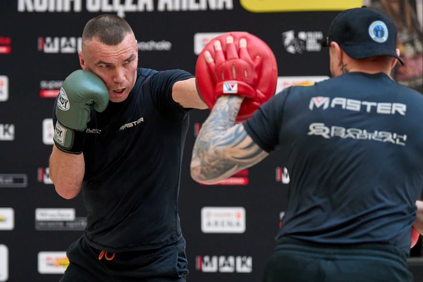 Trening pokazowy w Pasażu Grunwaldzkim przed galą Knockout Boxing Night 34 we Wrocławiu