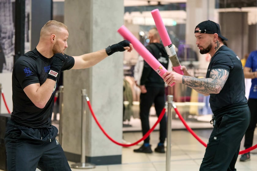 Trening pokazowy w Pasażu Grunwaldzkim przed galą Knockout Boxing Night 34 we Wrocławiu
