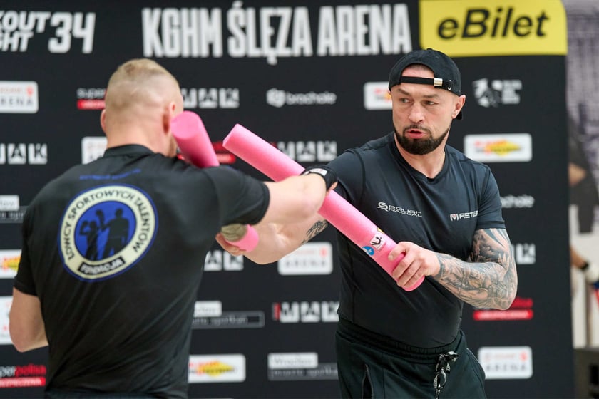 Trening pokazowy w Pasażu Grunwaldzkim przed galą Knockout Boxing Night 34 we Wrocławiu