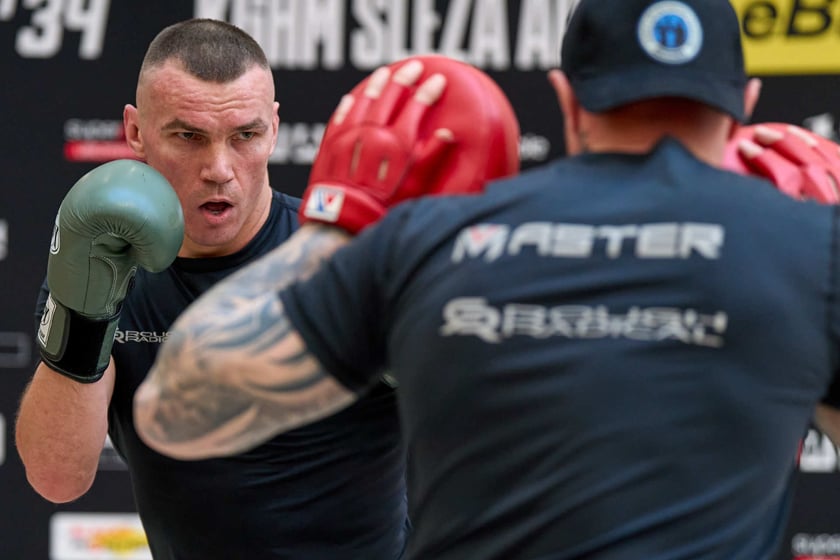 Trening pokazowy w Pasażu Grunwaldzkim przed galą Knockout Boxing Night 34 we Wrocławiu