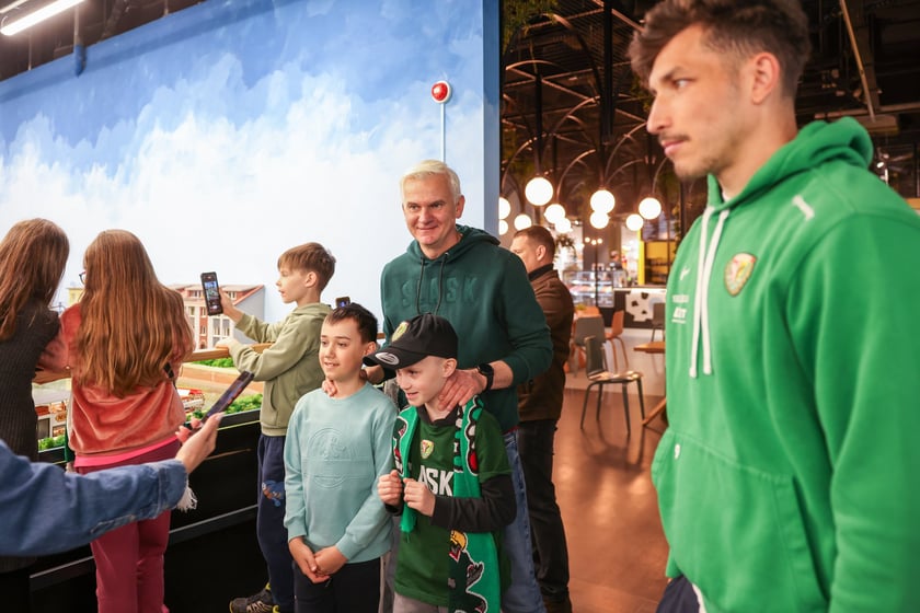 Piłkarze Śląska Wrocław w miniaturze w Kolejkowie - konferencja prasowa