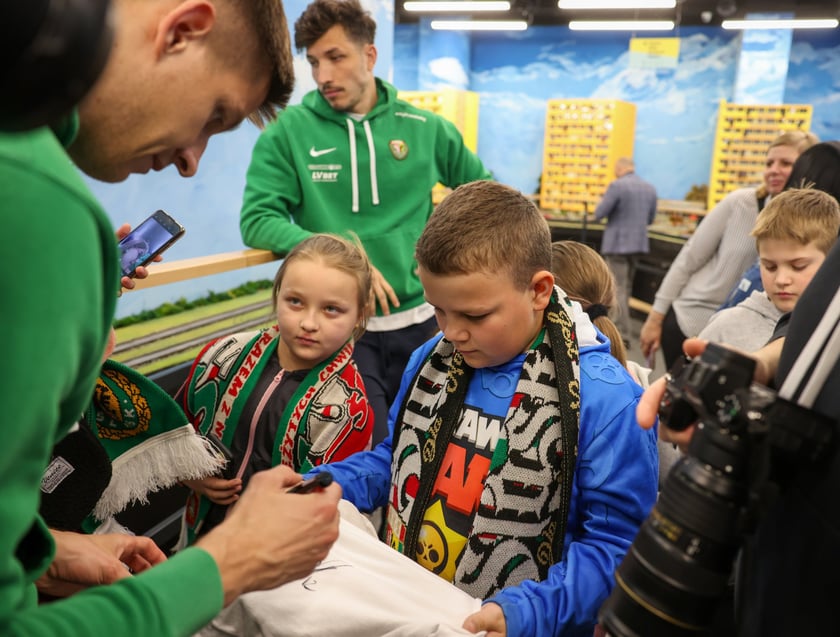 Piłkarze Śląska Wrocław w miniaturze w Kolejkowie - konferencja prasowa