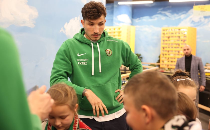 Piłkarze Śląska Wrocław w miniaturze w Kolejkowie - konferencja prasowa