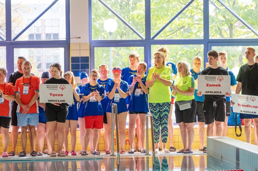 Dziewczęta i chłopcy na basenie. Zawody Olimpiad Specjalnych na wrocławskiej AWF