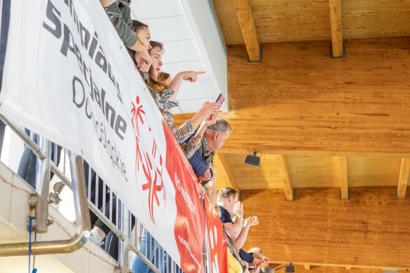 Dziewczęta i chłopcy na basenie. Zawody Olimpiad Specjalnych na wrocławskiej AWF