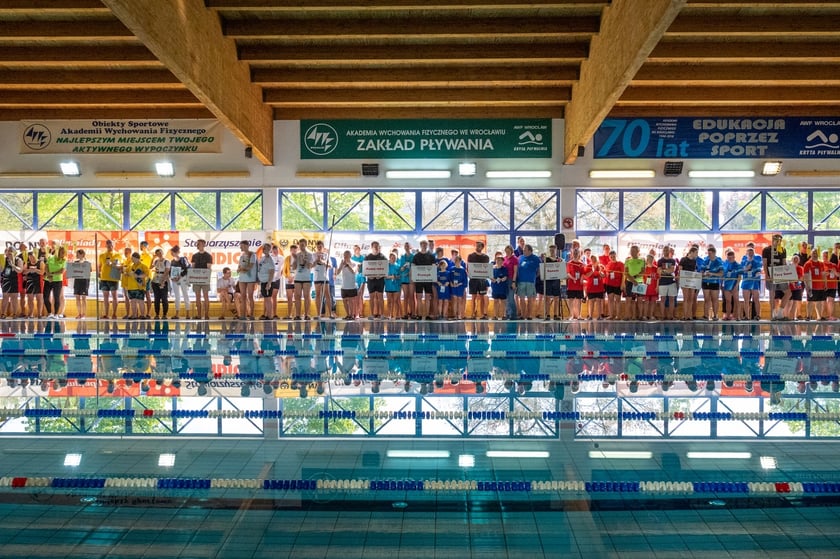 Dziewczęta i chłopcy na basenie. Zawody Olimpiad Specjalnych na wrocławskiej AWF