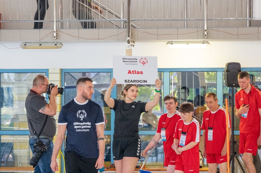 Dziewczęta i chłopcy na basenie. Zawody Olimpiad Specjalnych na wrocławskiej AWF