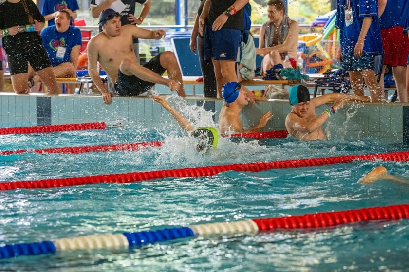 Dziewczęta i chłopcy na basenie. Zawody Olimpiad Specjalnych na wrocławskiej AWF