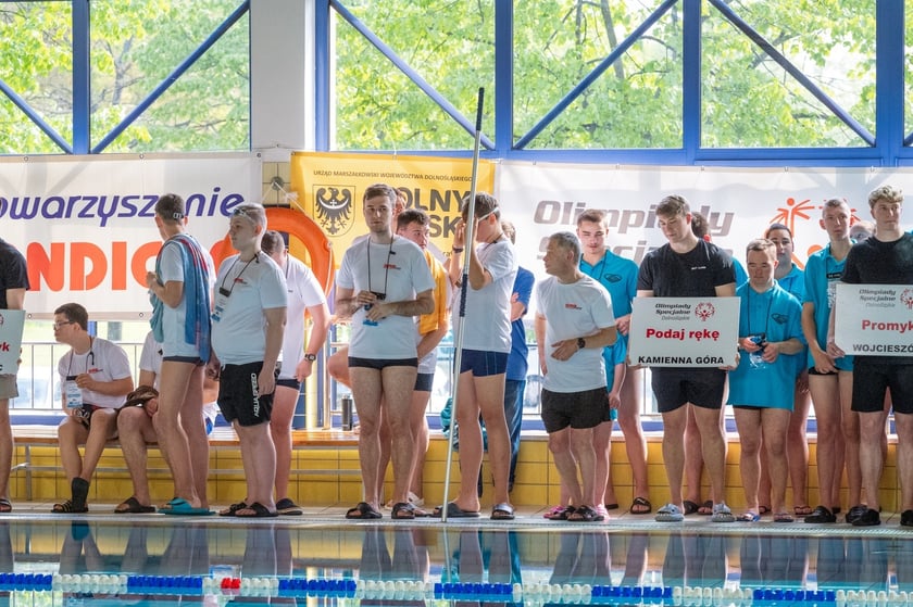 Dziewczęta i chłopcy na basenie. Zawody Olimpiad Specjalnych na wrocławskiej AWF